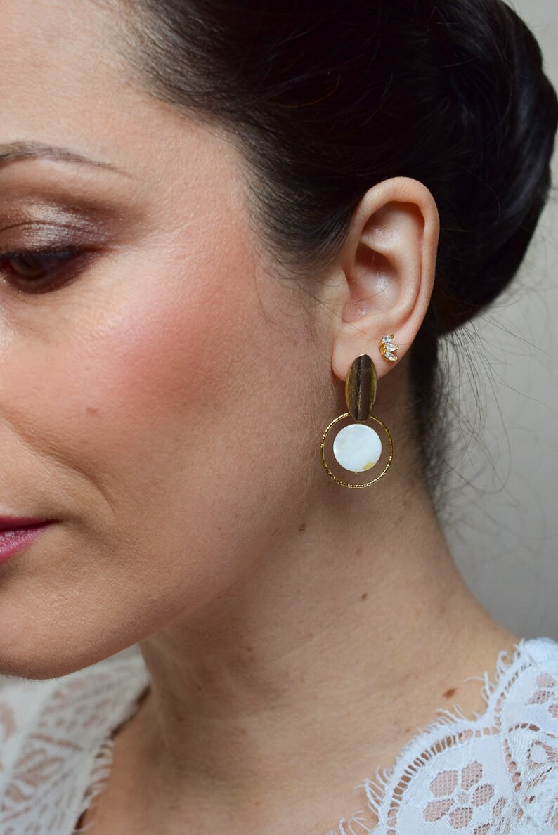 ALANKA Boucles d'oreilles de mariage au style moderne et urban chic, avec une pastille de nacre, un cercle doré et un fermoir ovale doré image 8