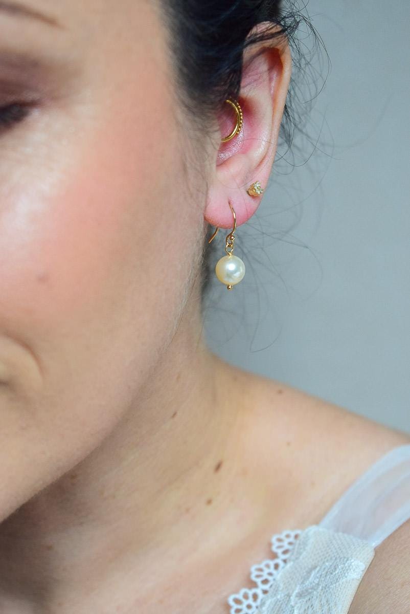 Boucles d’oreilles minimalistes mariage Adèle avec perle nacrée