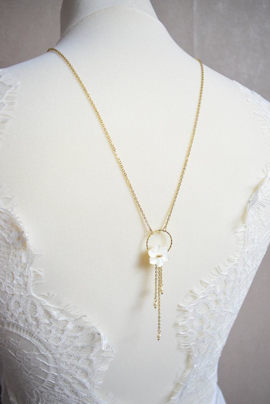 Collier de dos Fleur de Nacre pour Mariée avec Perles