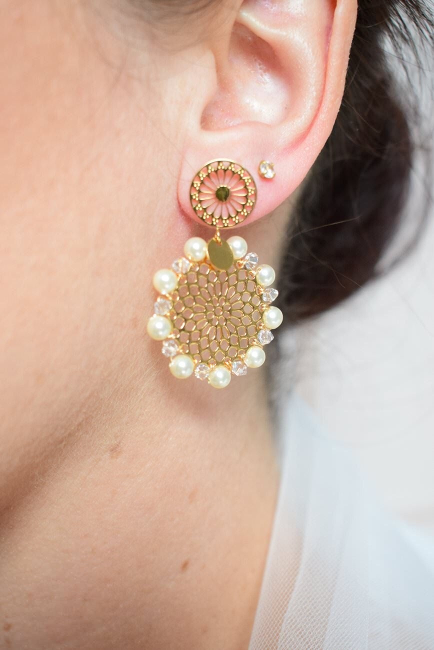 Boucles d’oreilles dorées avec perles pour mariage ou quotidien