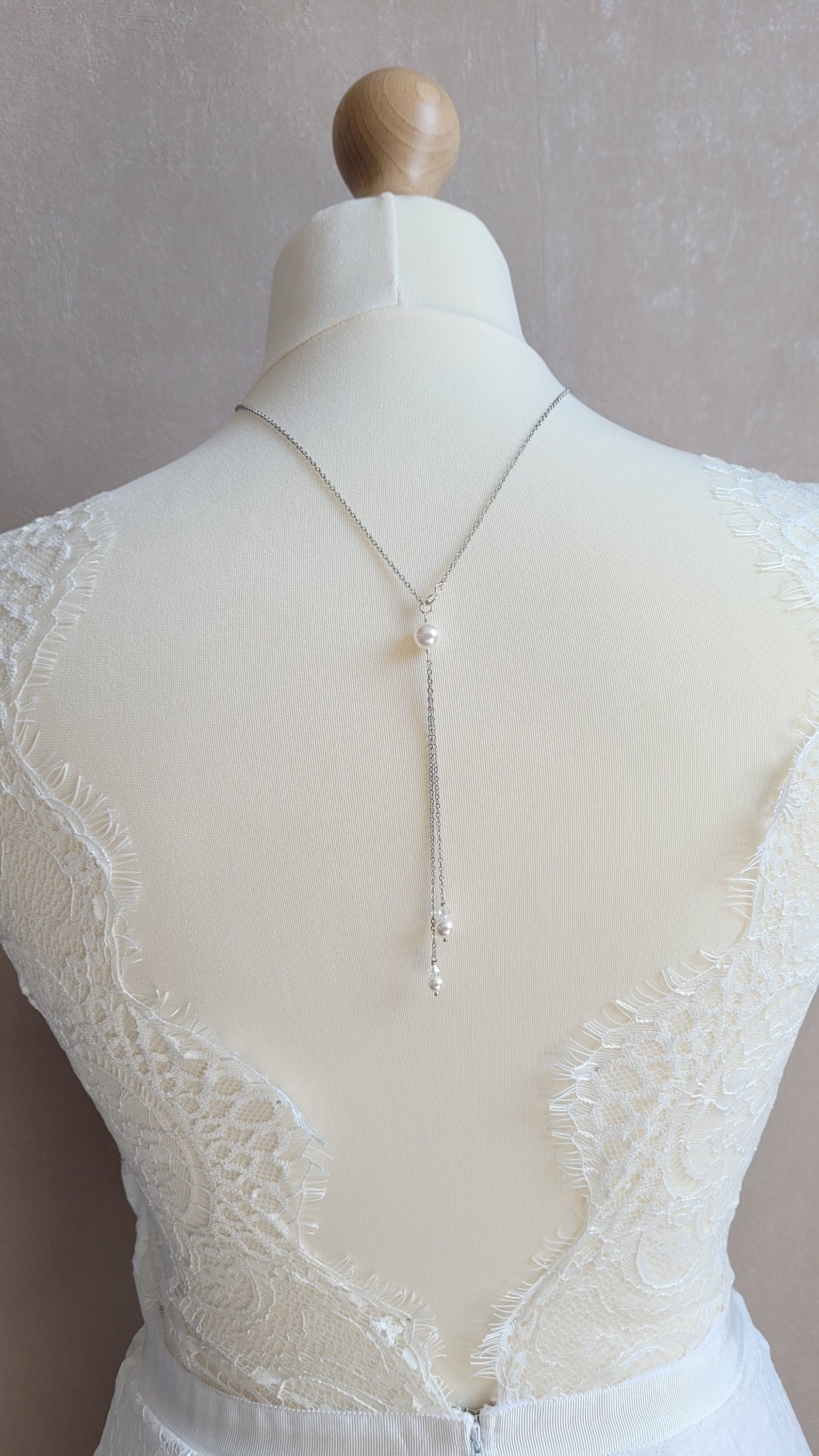 Collier de dos mariage minimaliste Orphée avec perles de cristal