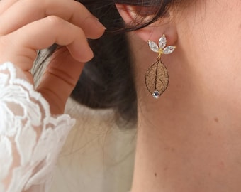 FEUILLAGE - Boucles d'oreilles pour la mariée avec puce en forme de petite feuille strassée, ainsi qu'une feuille en filigrane.