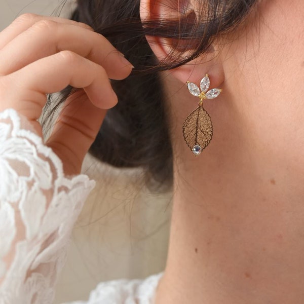 FEUILLAGE - Boucles d'oreilles pour la mariée avec puce en forme de petite feuille strassée, ainsi qu'une feuille en filigrane.
