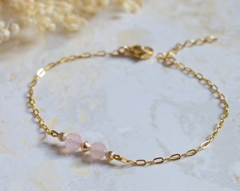 QUARTZ ROSE - Bracelet minimaliste avec une chaine en acier inoxydable doré et de petites perles de quartz rose - Bracelet lithothérapie