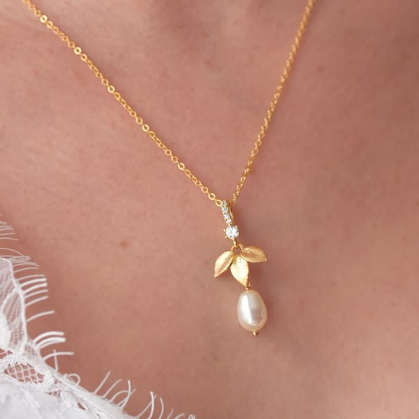 POUDREE - Collier de mariée pendentif avec perle poire et strass, petite feuille dorée bohème chic.