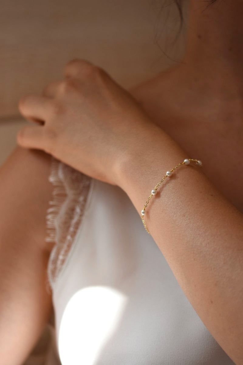 Bracelet de mariée fin et minimaliste avec perles et cristaux