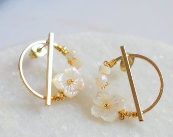 CECILE - Trendy bridal earrings with a circle, a bar and pearls as well as mother-of-pearl flowers - wedding jewelry.