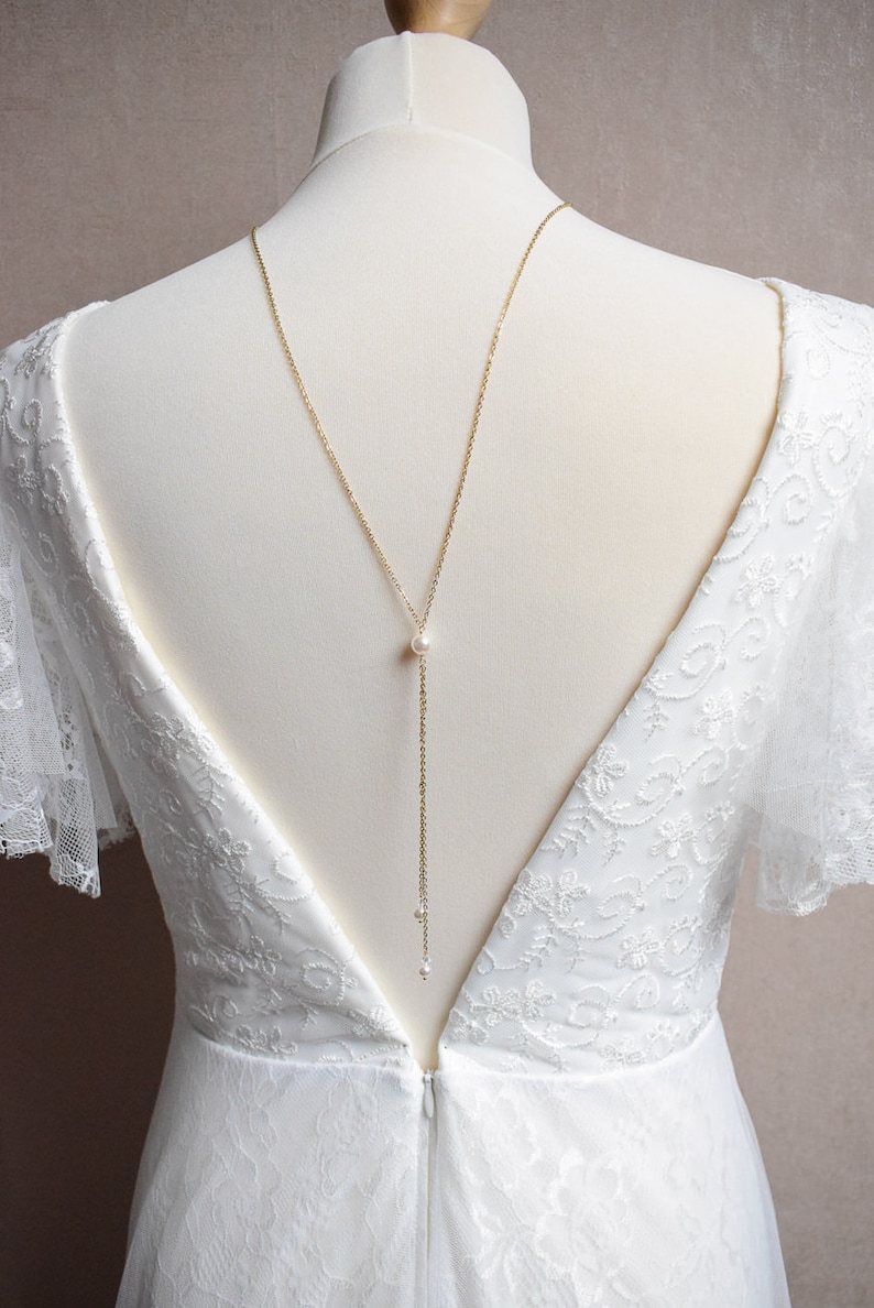 PARURE ORPHEE 3 bijoux : collier de dos, bracelet, boucles, parure de mariage minimaliste et raffinée pour une mariée en robe dos nu. image 2