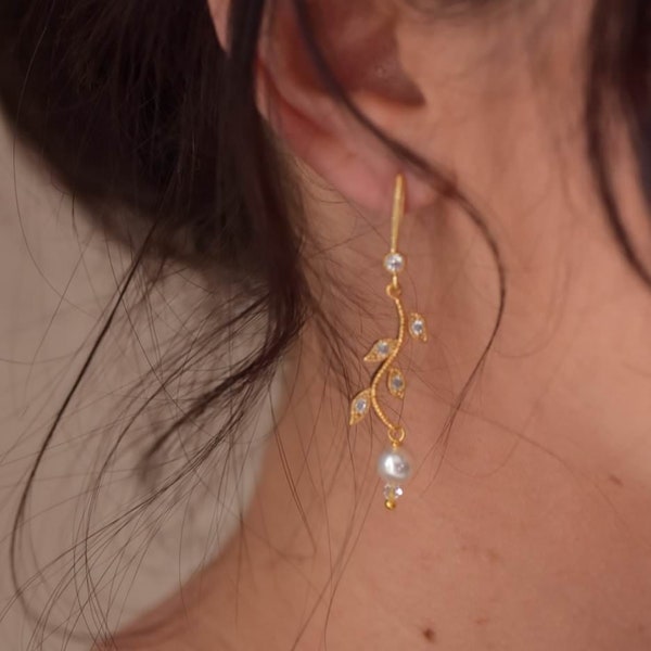 BRINDILLE - Boucles d'oreilles mariage pendantes avec branchages, perle nacrée et cristaux, parfaites pour une mariée bohème chic.