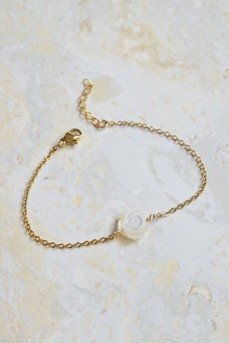 Bracelet en acier inoxydable avec fleur de nacre élégante