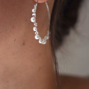 DASHA Boucles d'oreilles créoles de mariage avec perles nacrées et transparentes, boucles d'oreilles de mariée créoles tendance image 3