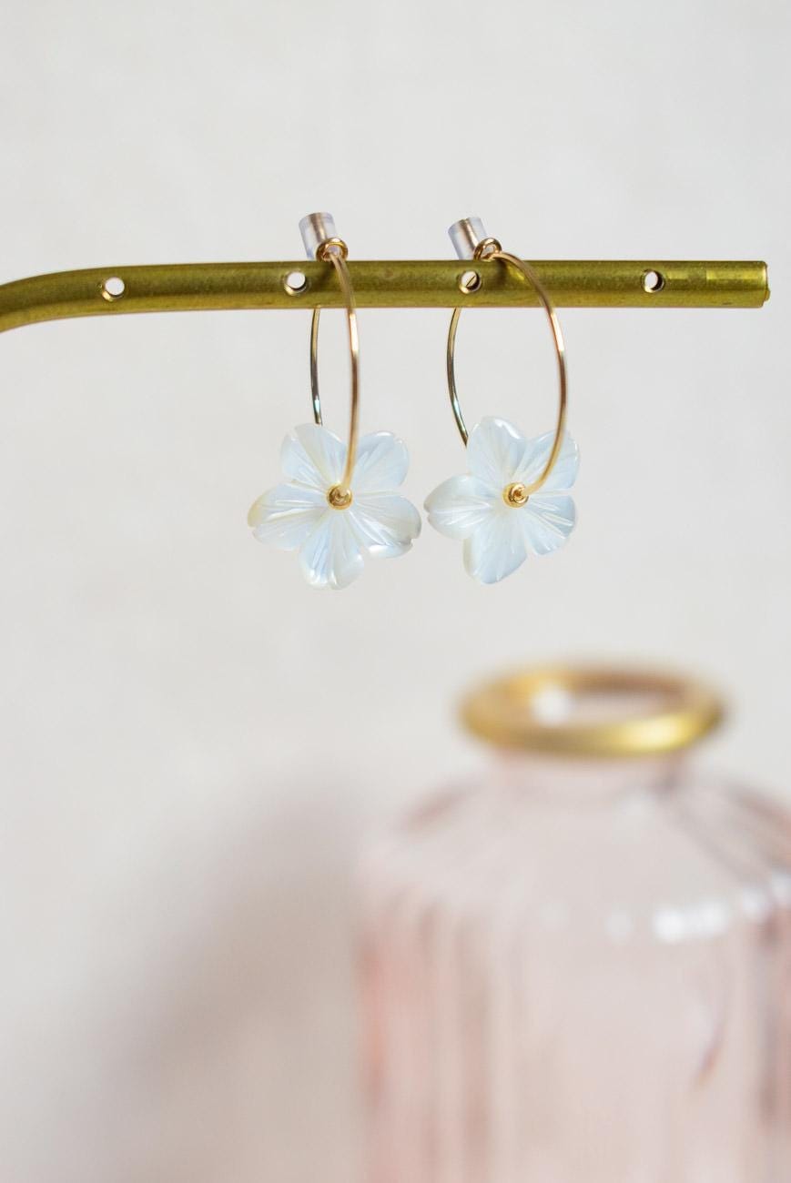 Boucles d’oreilles créoles de mariage avec fleurs en nacre