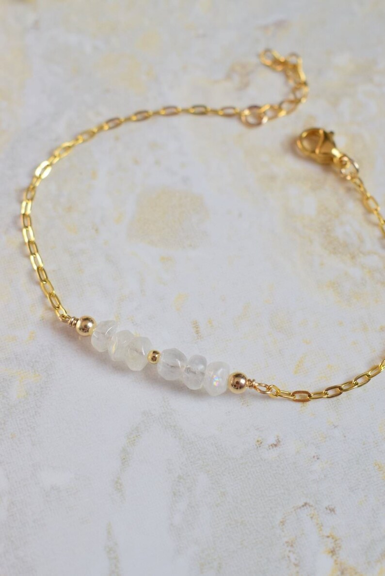 PIERRE DE LUNE Bracelet minimaliste avec une chaine en acier inoxydable doré et de petites pierres de lune Bracelet lithothérapie image 3