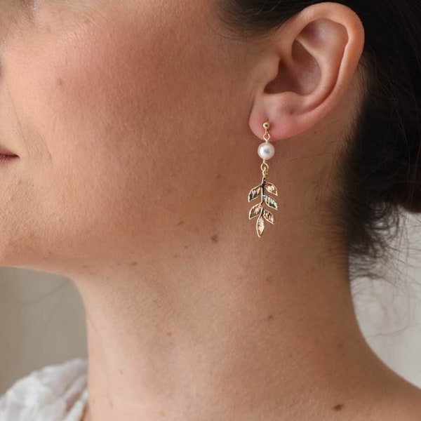 RAMEAU - boucles d'oreilles avec une breloque feuille et une perle nacrée, style champêtre ou bohème chic.