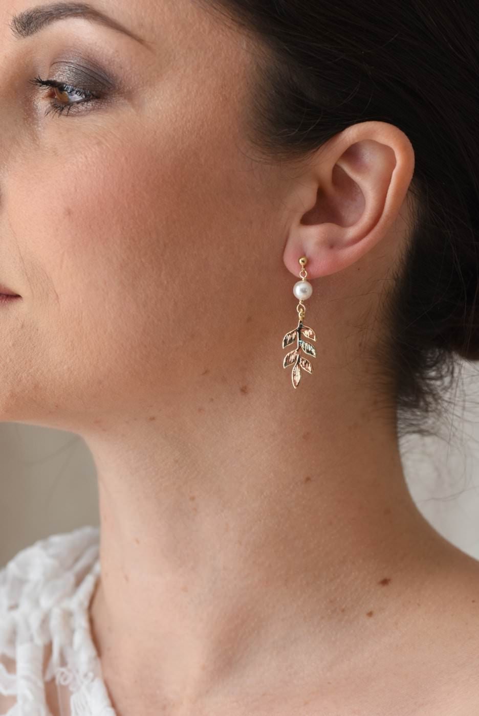 Boucles d’oreilles pendantes avec breloque feuille et perle nacrée