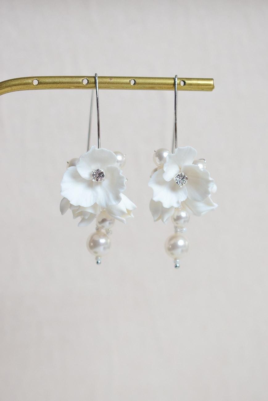 Boucles d’oreilles de mariage BOREALE avec fleurs et perles nacrées