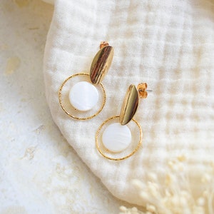 ALANKA Boucles d'oreilles de mariage au style moderne et urban chic, avec une pastille de nacre, un cercle doré et un fermoir ovale doré image 6