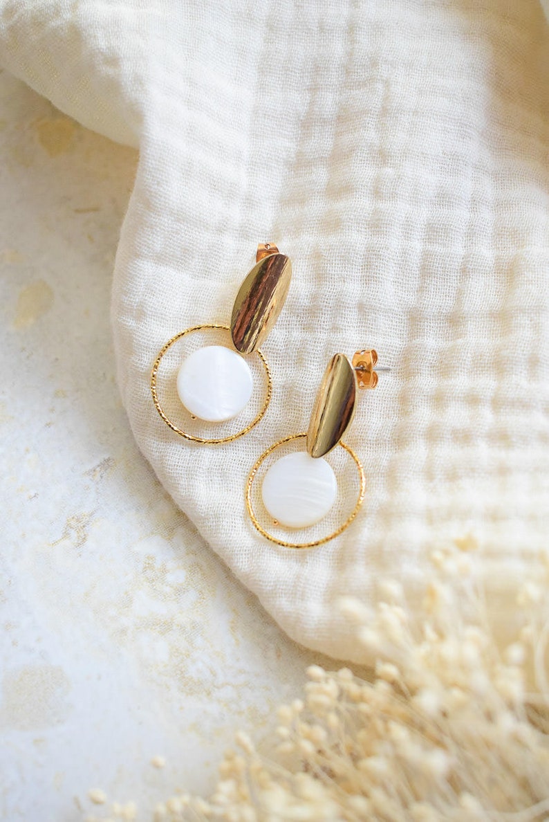 ALANKA Boucles d'oreilles de mariage au style moderne et urban chic, avec une pastille de nacre, un cercle doré et un fermoir ovale doré image 6