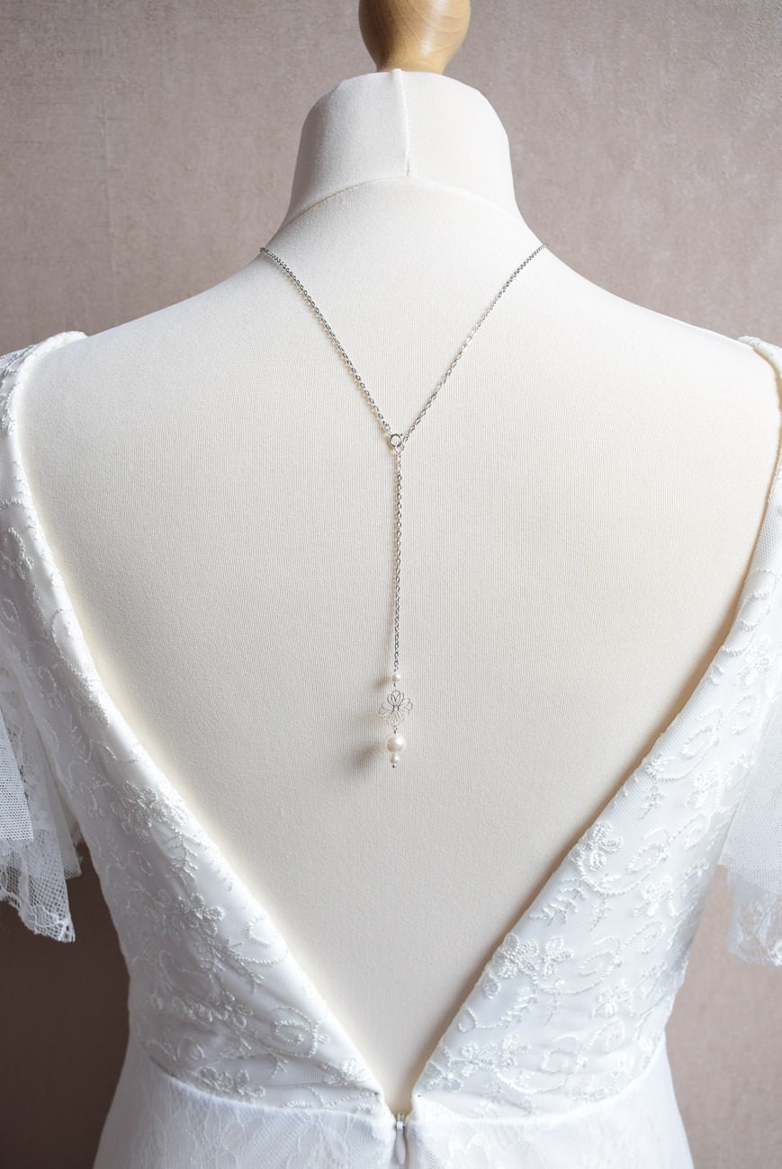 Collier de dos mariage Daisy avec fleurs et perles nacrées