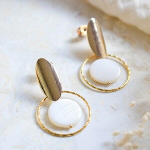 ALANKA Boucles d'oreilles de mariage au style moderne et urban chic, avec une pastille de nacre, un cercle doré et un fermoir ovale doré image 3