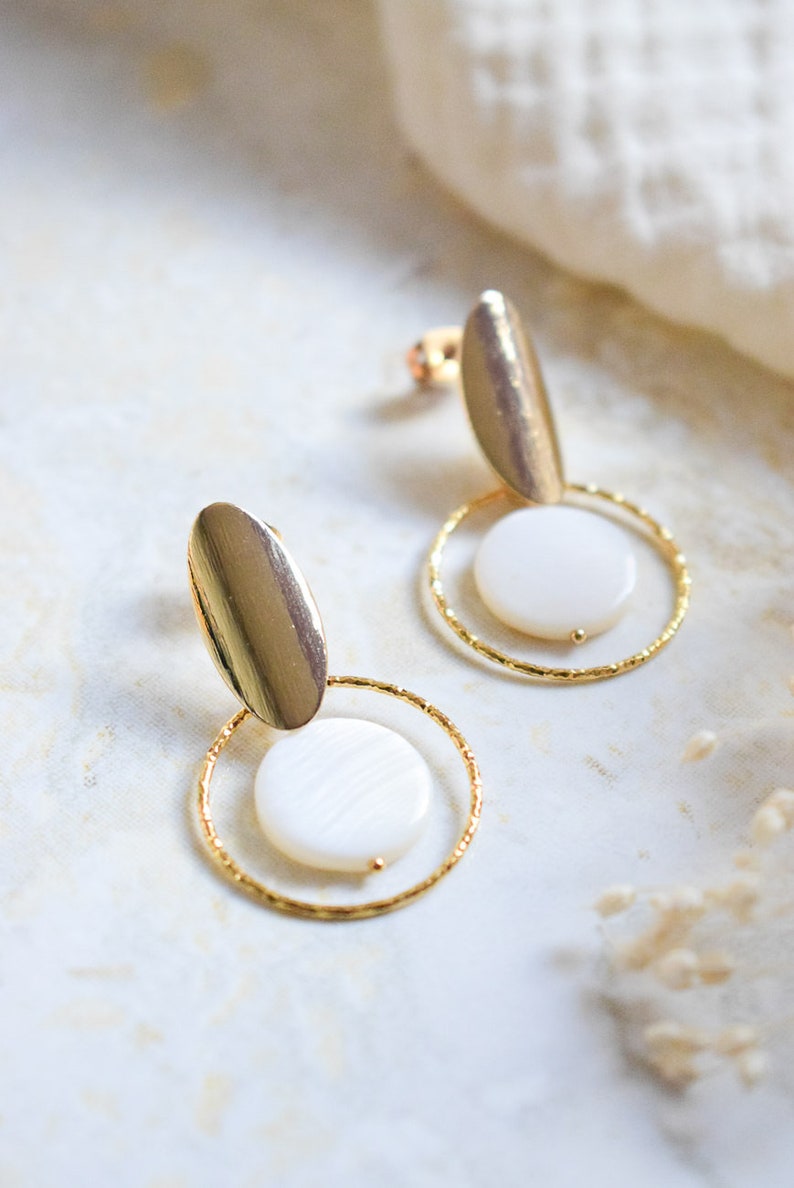 ALANKA Boucles d'oreilles de mariage au style moderne et urban chic, avec une pastille de nacre, un cercle doré et un fermoir ovale doré image 3