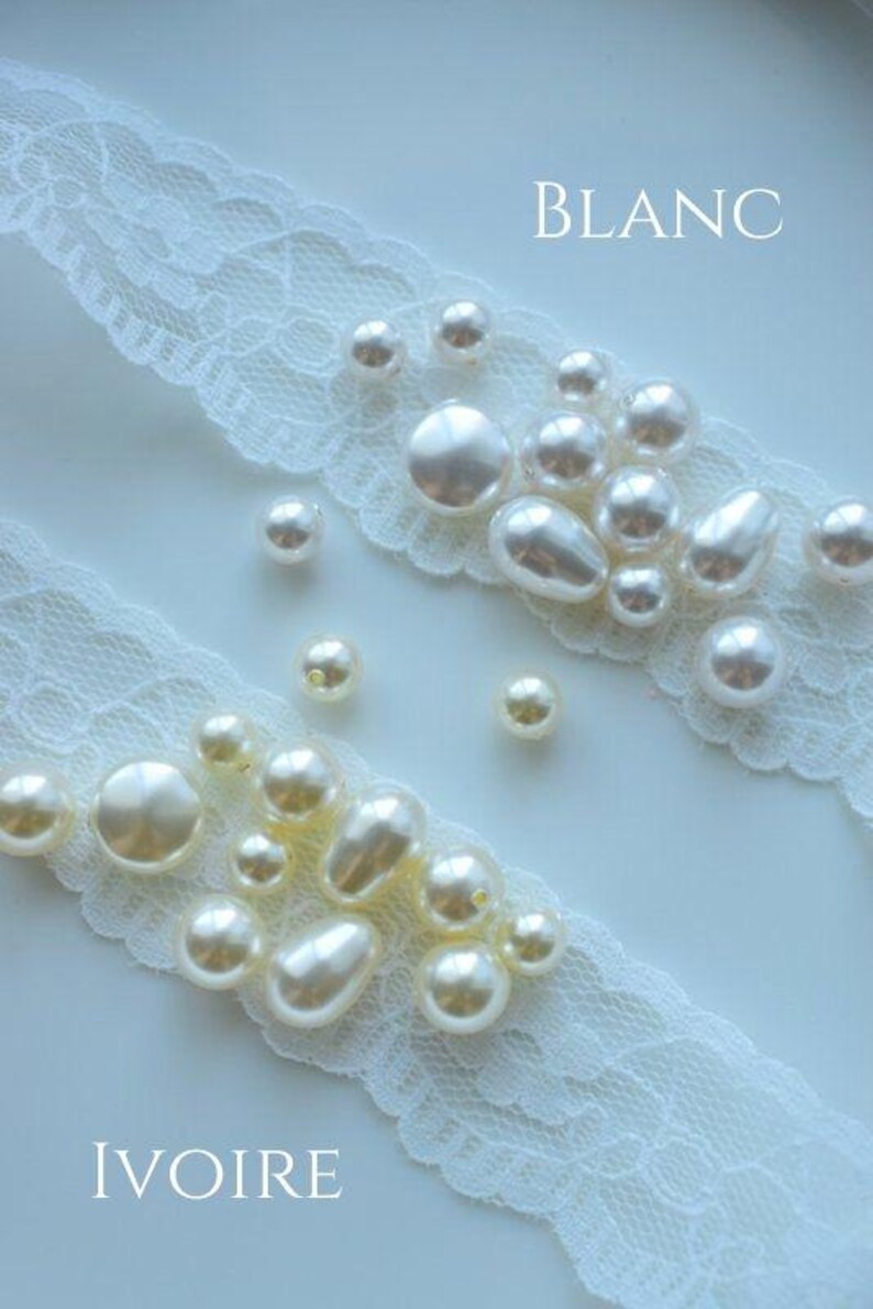 May include: Two rows of white and ivory pearl beads on a white lace background. The top row is labeled "BLANC" and the bottom row is labeled "IVOIRE".