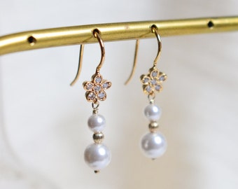 SANKA - Boucles d'oreilles pour la mariée dorées avec des jolis crochets à fleurs et des perles nacrées en cristal et ne plaqué or.