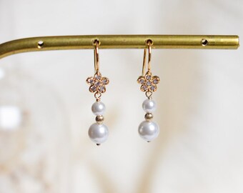 SANKA - Boucles d'oreilles de mariage ou pour tous les jours avec fermoir fleuri et perles nacrées en cristal - Bijoux mariage