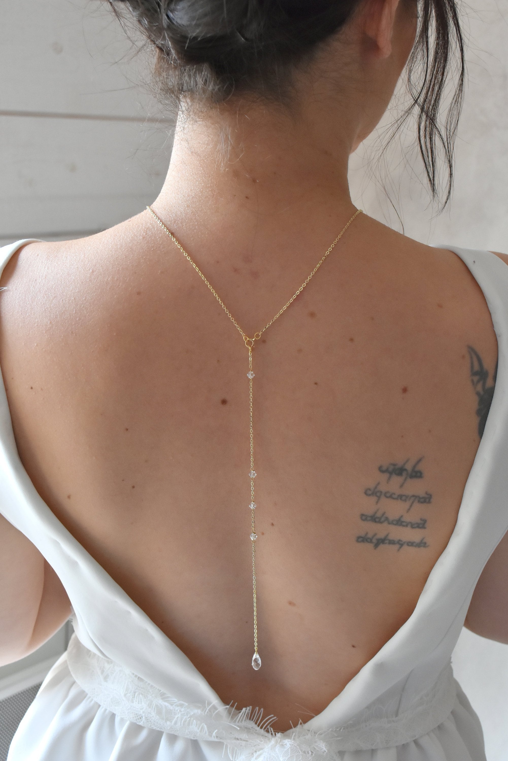 Collier de dos mariage avec perles et chaîne délicate