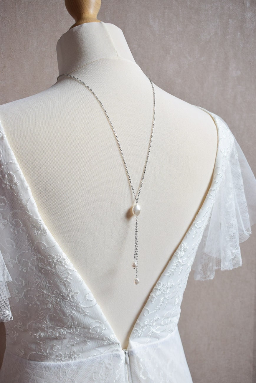 Collier de dos mariage perles irrégulières et pendants élégants