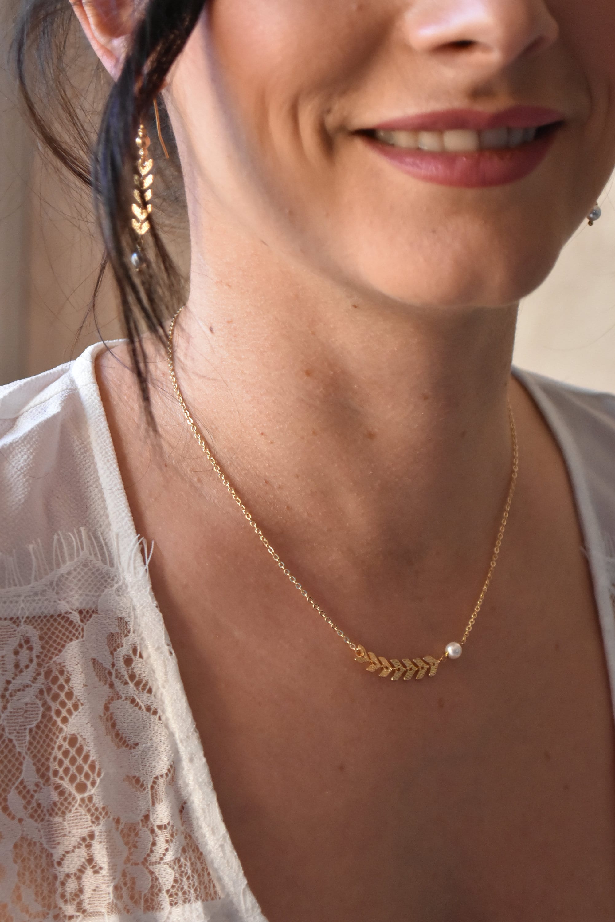 Collier de mariage bohème chic avec perle nacrée et chaîne dorée