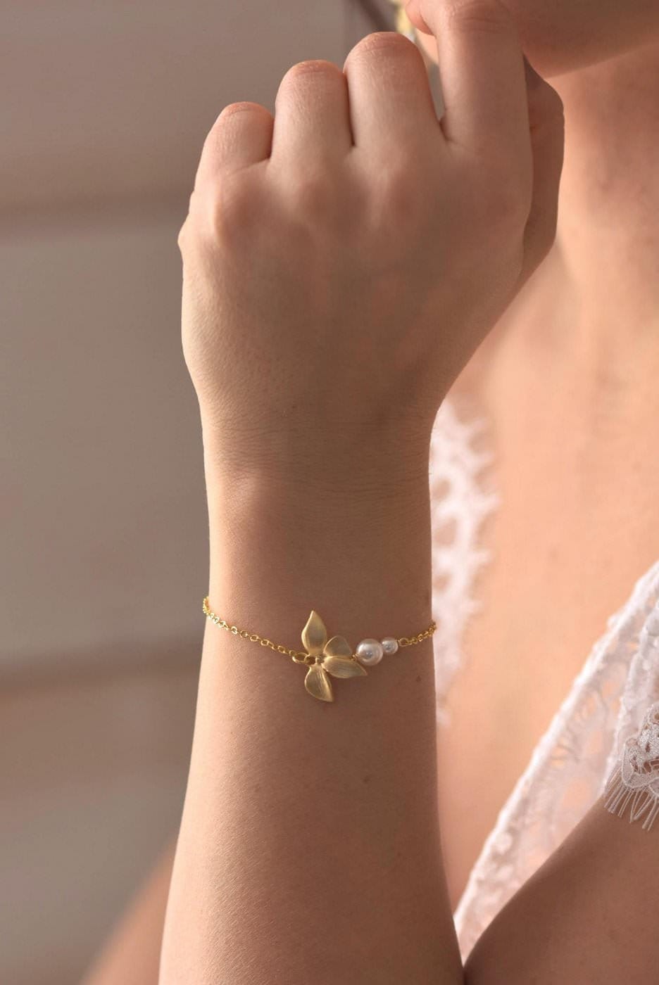 Bracelet de mariée orchidée et perles, élégant et raffiné