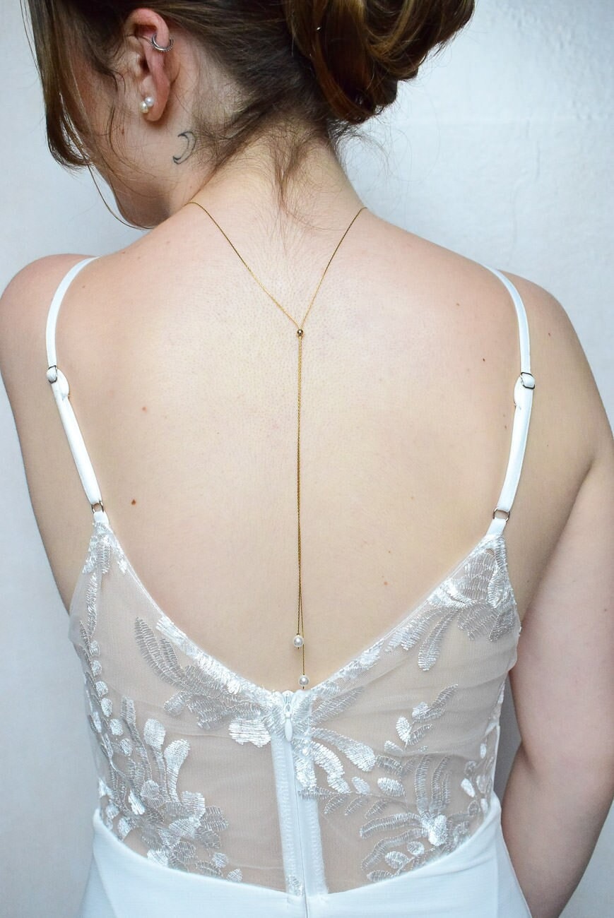 Escale – collier de dos minimaliste avec perles nacrées