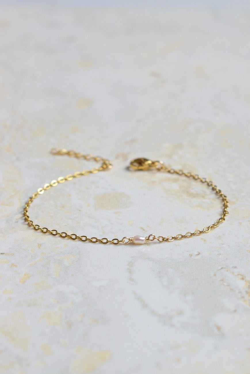 Bracelet minimaliste en perle d’eau douce et acier inoxydable