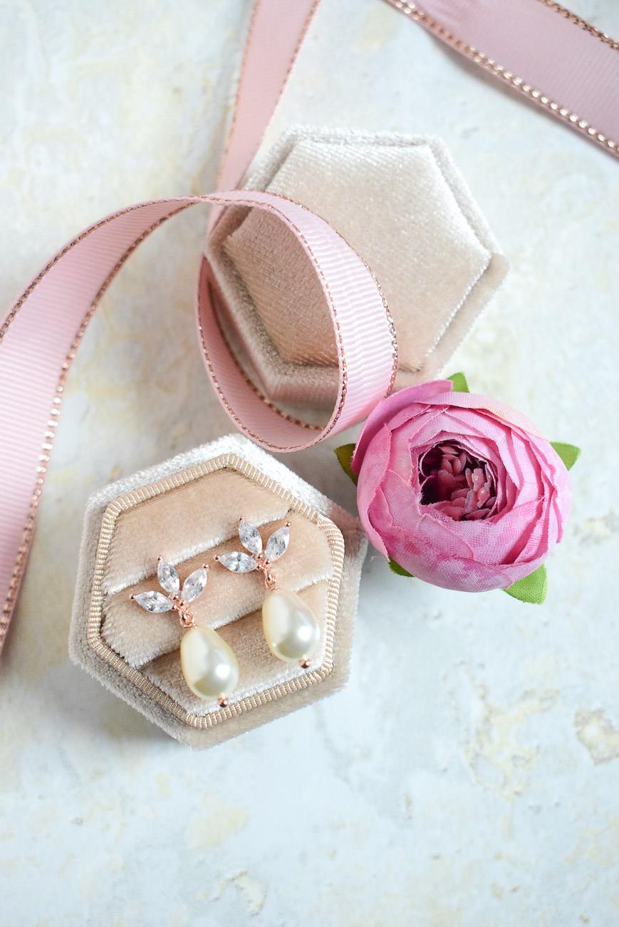 Boucles d’oreilles mariage CASSANDRE en cristal nacré et zirconium