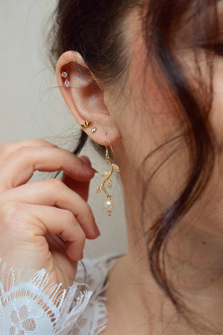 Boucles d’oreilles pendantes mariage avec perles et cristaux