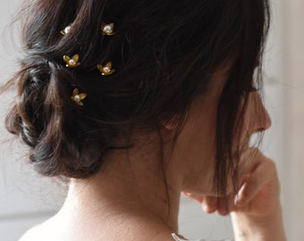 STAMPER - 5 bruiloftshaarplukjes kleine gouden bloemen en parels voor je bruidsbroodje