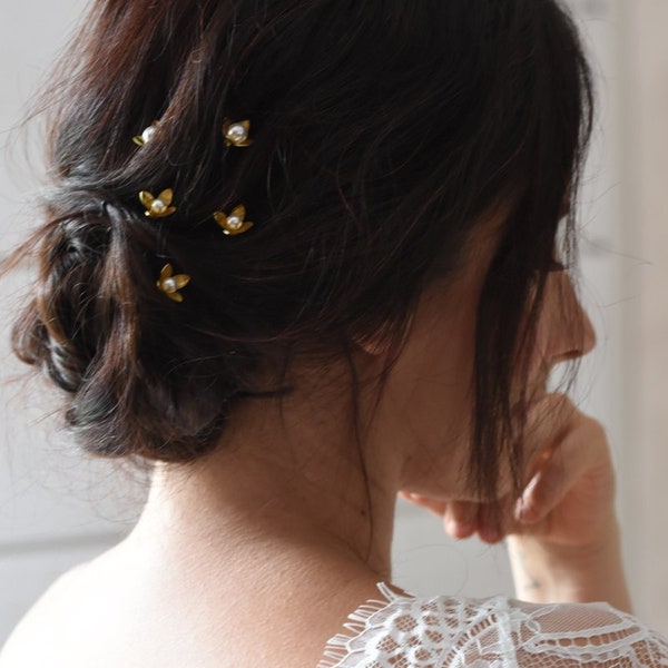 PISTIL - 5 pics à cheveux de mariage petites fleurs dorées et perles pour votre chignon de mariée