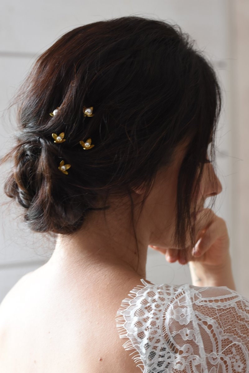 Pics à cheveux mariage fleurs dorées et perles pour chignon