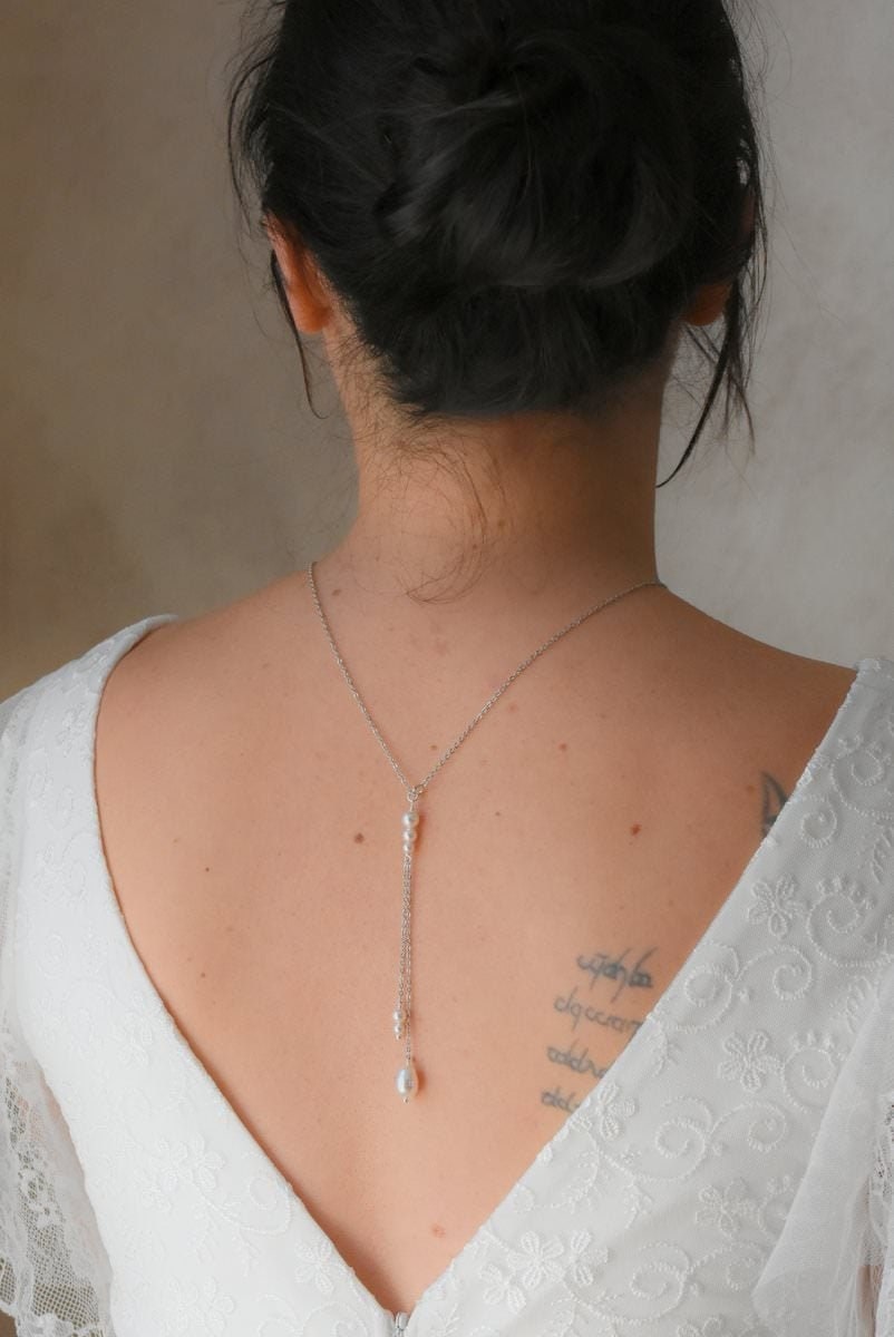 ALIX COURT – Collier de dos minimaliste pour mariage avec perles nacrées