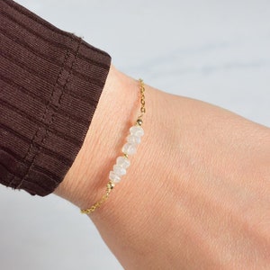 PIERRE DE LUNE Bracelet minimaliste avec une chaine en acier inoxydable doré et de petites pierres de lune Bracelet lithothérapie image 4