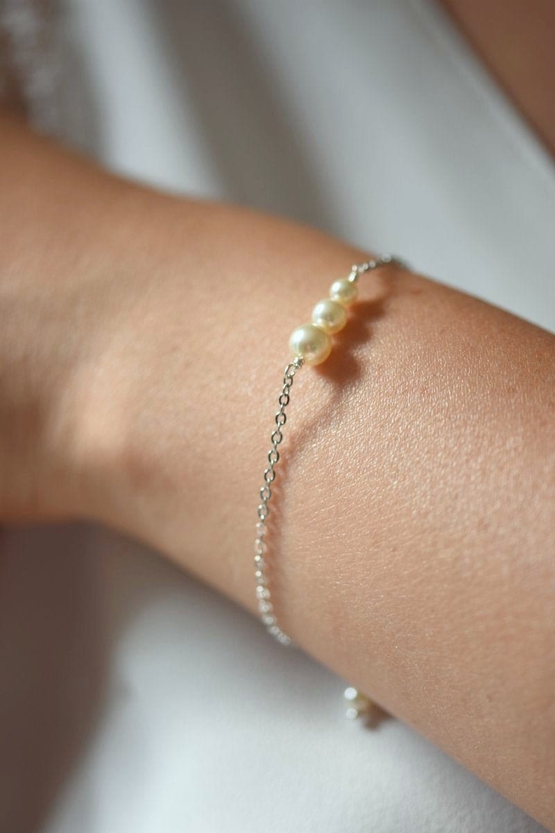 Bracelet de mariée Alix – Minimaliste avec perles nacrées