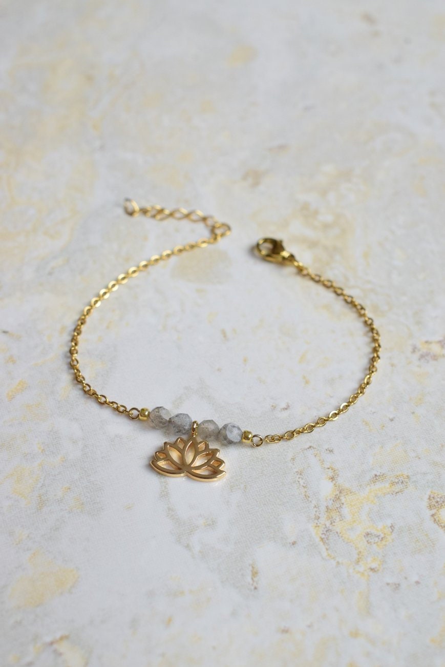 Bracelet fin en labradorite avec breloque fleur de lotus