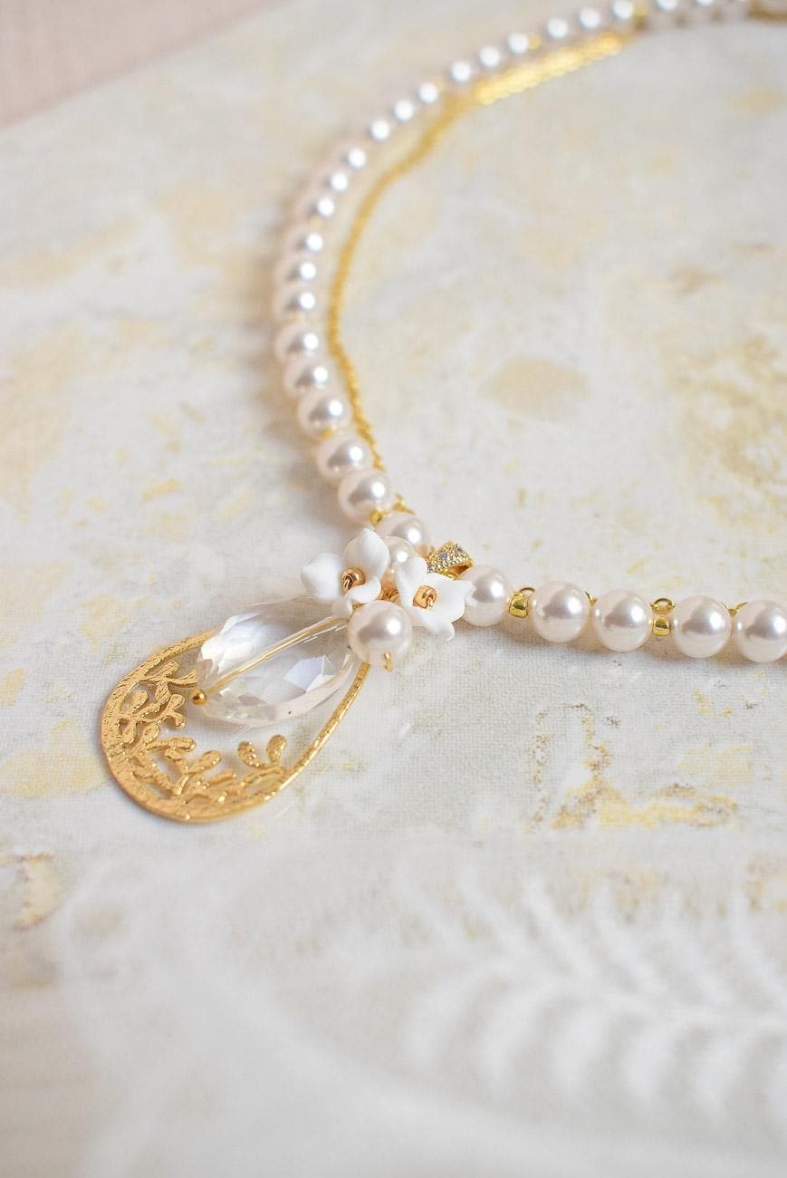 Collier de mariage fleuri et élégant avec perles et pendentif