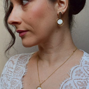 ALANKA Boucles d'oreilles de mariage au style moderne et urban chic, avec une pastille de nacre, un cercle doré et un fermoir ovale doré image 4