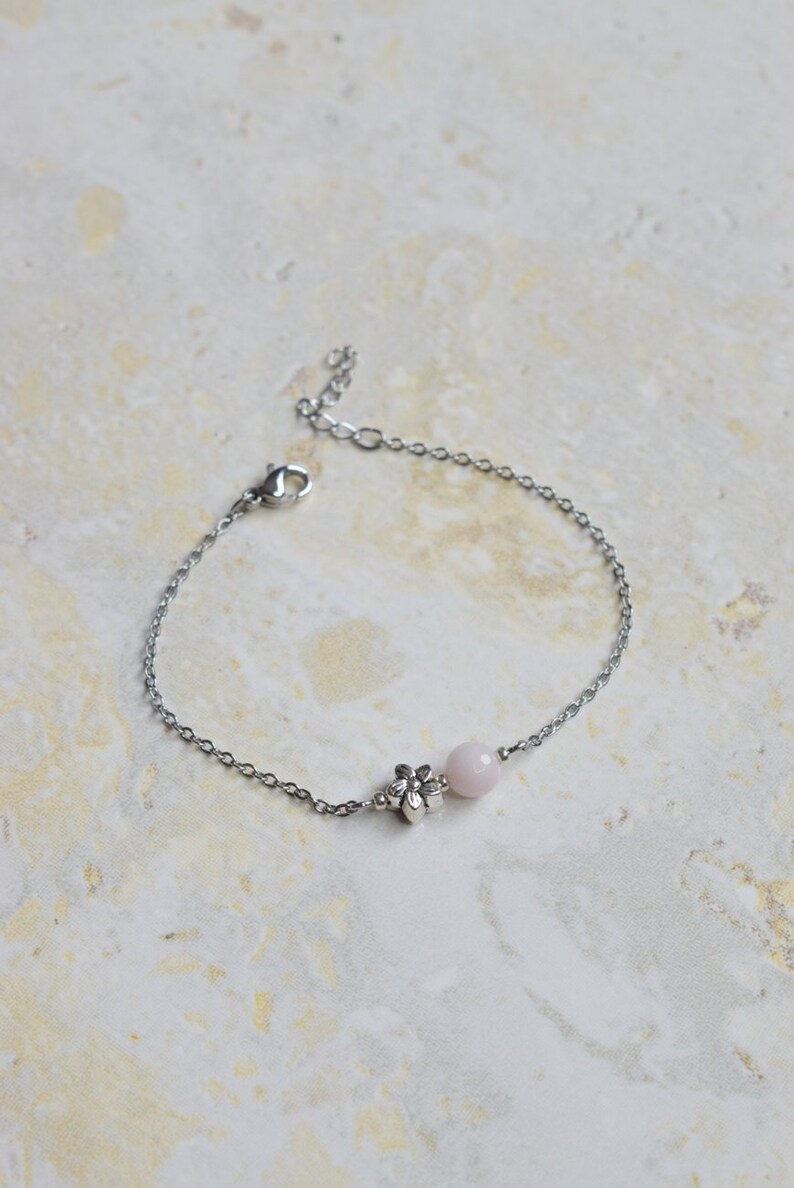 ROSE QUARTZ Minimalist bracelet composed of a rose quartz bead and a pretty metal flower Lithotherapy bracelet. image 2