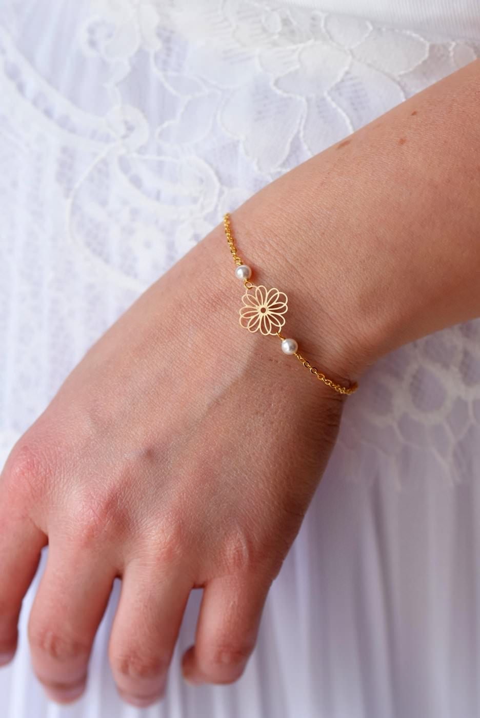 Bracelet de mariée fin avec perles nacrées et breloque fleur dorée