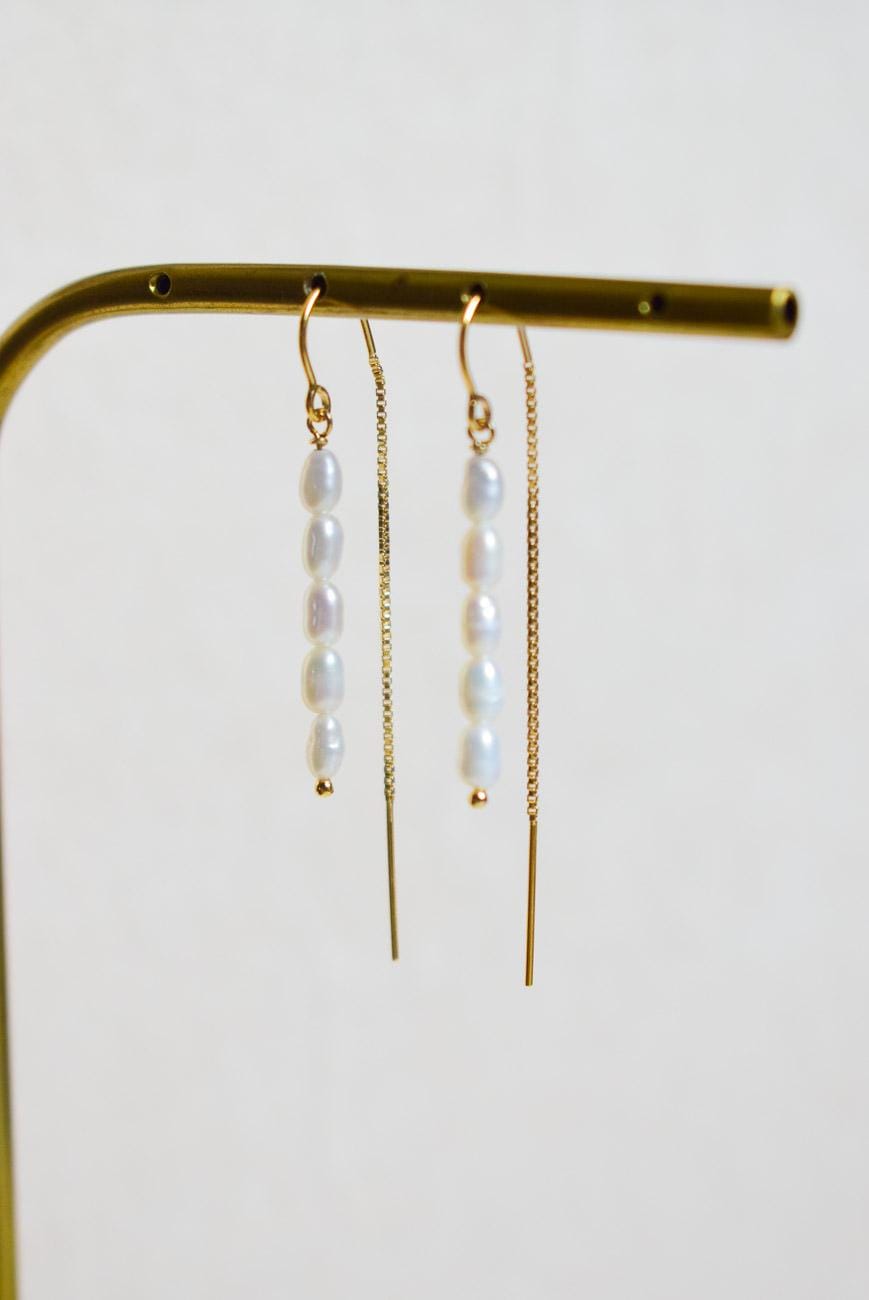 Boucles d’oreilles minimalistes avec perles d’eau douce et chaîne