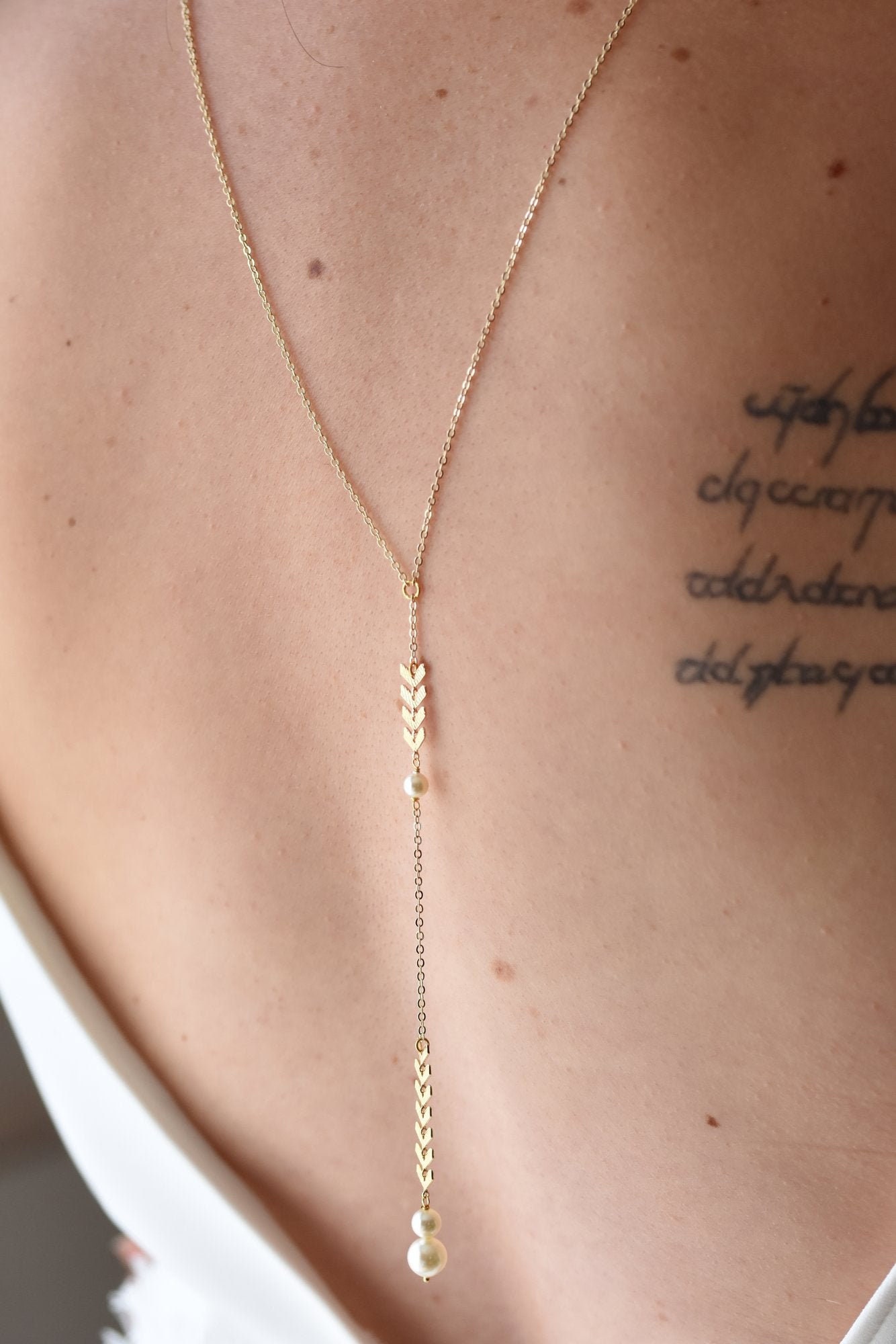 Collier de dos mariage Oly avec perles nacrées et chaîne dorée