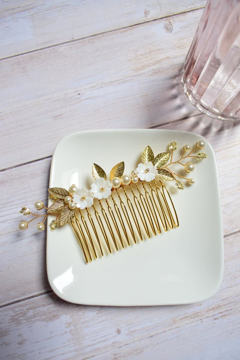 Peigne romantique pour mariée avec perles et fleurs de nacre